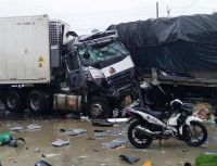Tai nạn thảm khốc sau khi xe tải nổ lốp tông cực mạnh container